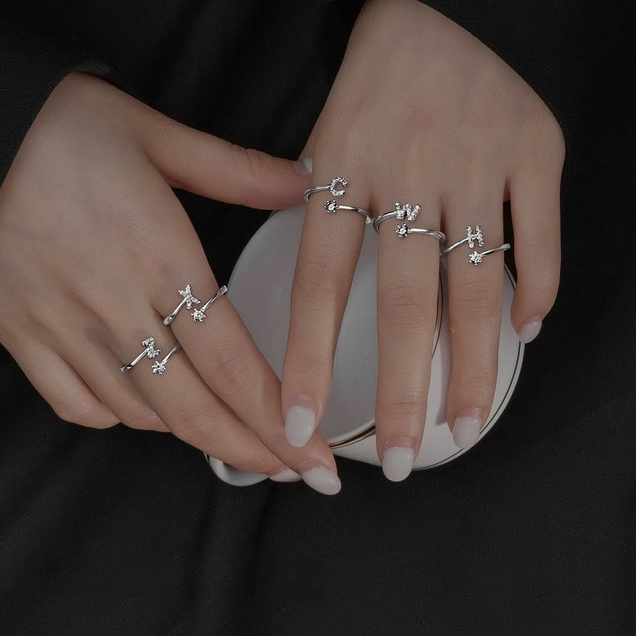 טבעת אות משובצת