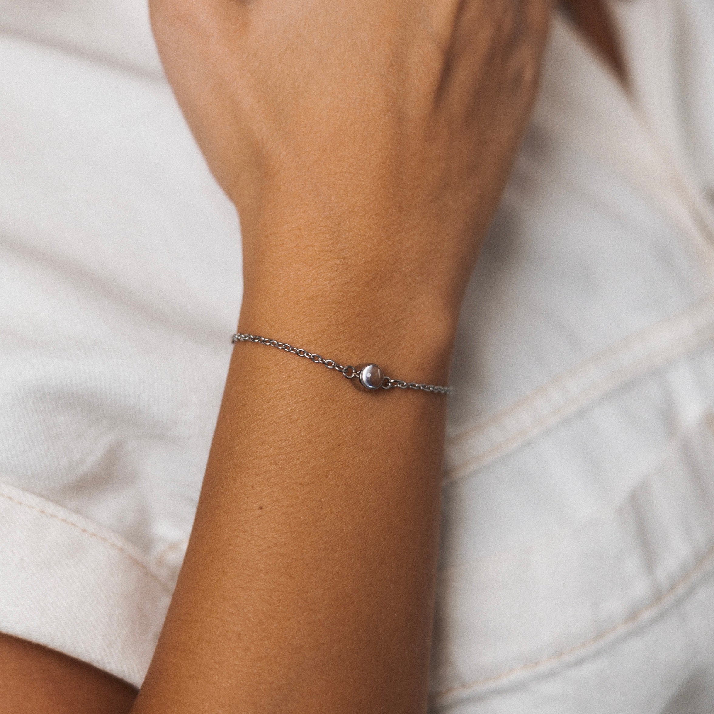 צמיד עדין לאישה עם תמונה מוצפנת