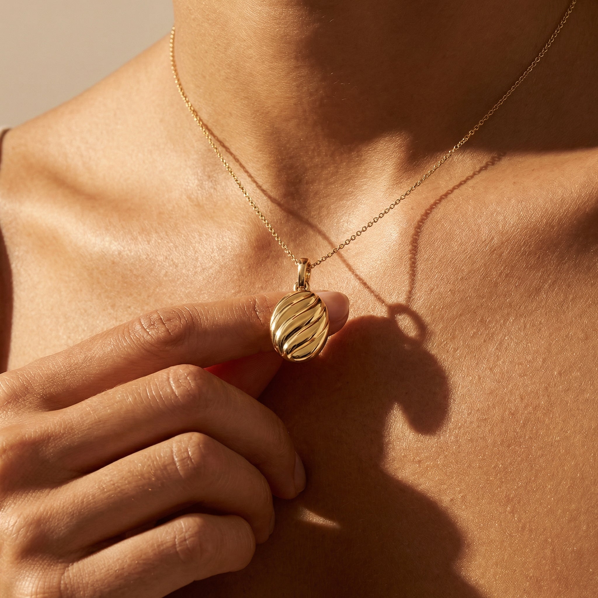 תליון שרשרת ש-shell